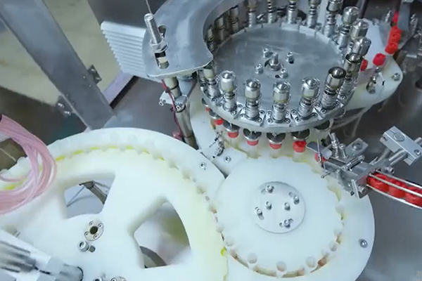 自动液体灌装机是灌装出产的沉要设备