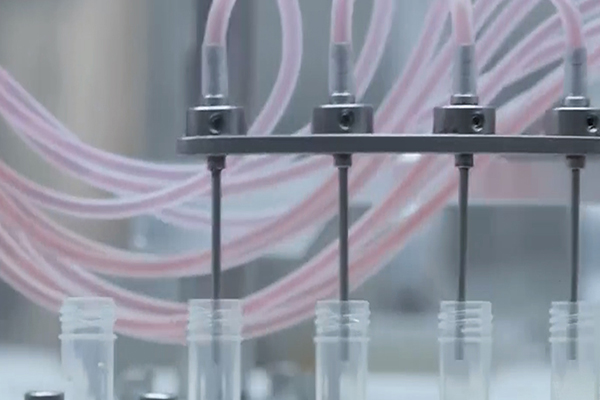 自动液体灌装机是灌装出产的沉要设备