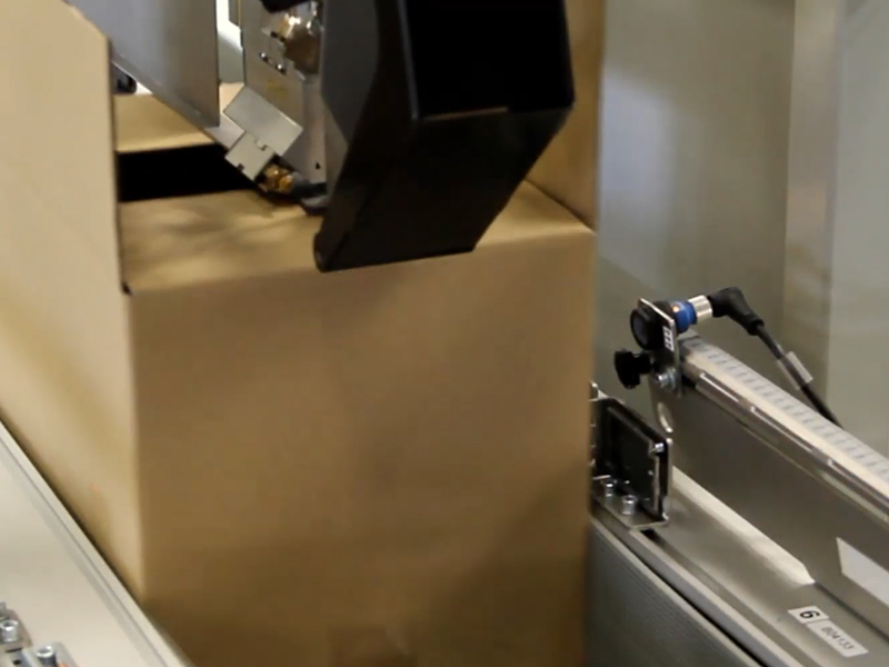 自动折盖封箱机的道理优势及利用