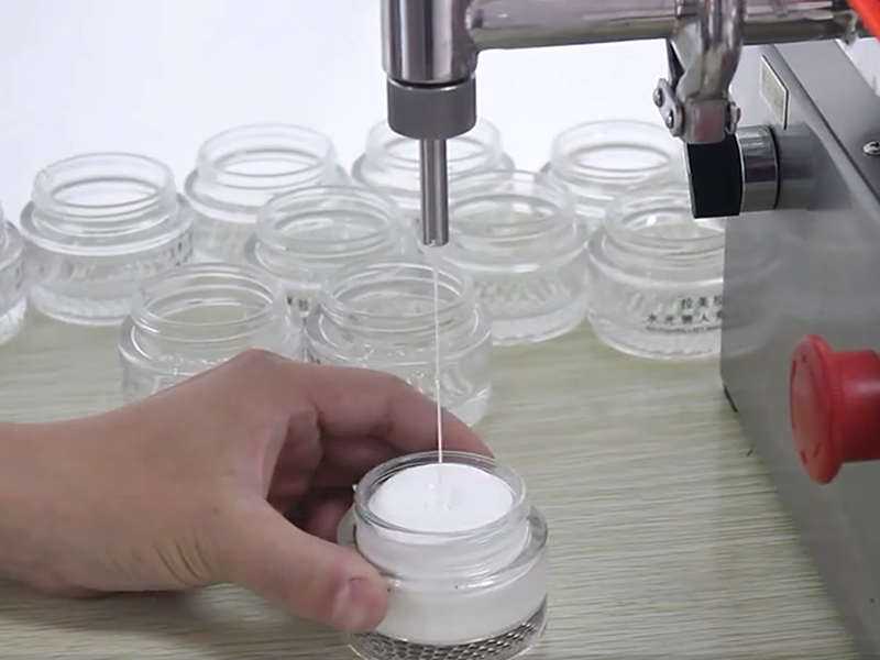 全自动灌装机：现代化出产线的主题设备