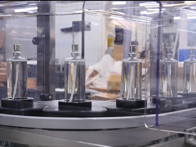 全自动灌装机：现代化出产线的主题设备