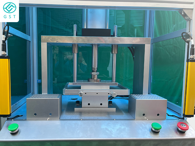 半自动吸头塞芯机成为中幼型耗材造作企业的梦想选择